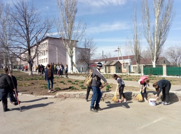 Учні та вчителі Нововоронцовської ЗОШ №1 прибирали територію